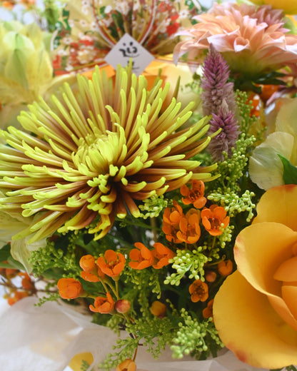 Green-gold spider mum 配橙黃色花材及 textured greenery 的 close-up