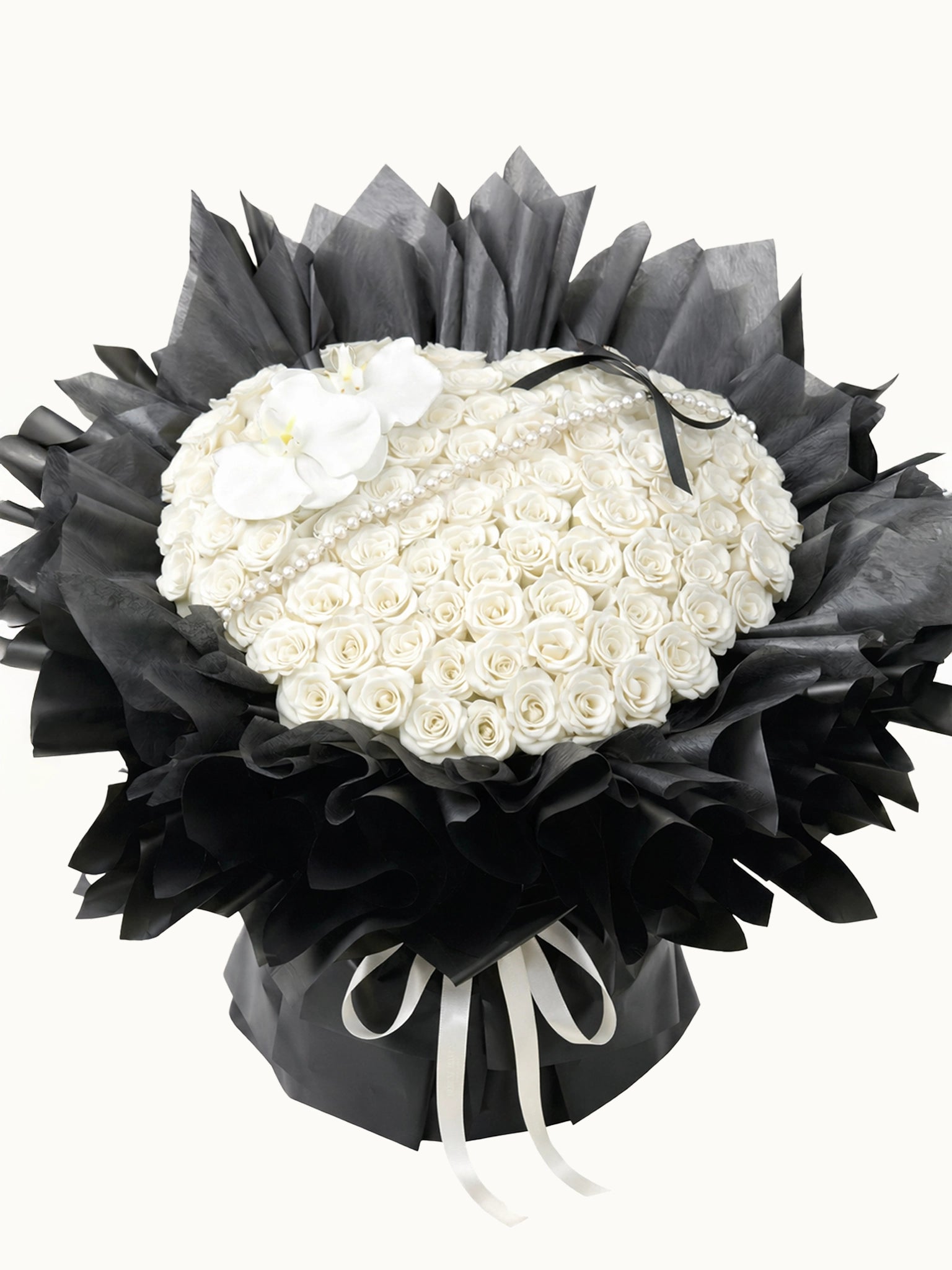 Hearts Entwined 高貴白玫瑰配白蝴蝶蘭鮮花花束，fresh white rose bouquet