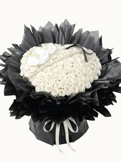 Hearts Entwined 高貴白玫瑰配白蝴蝶蘭鮮花花束，fresh white rose bouquet