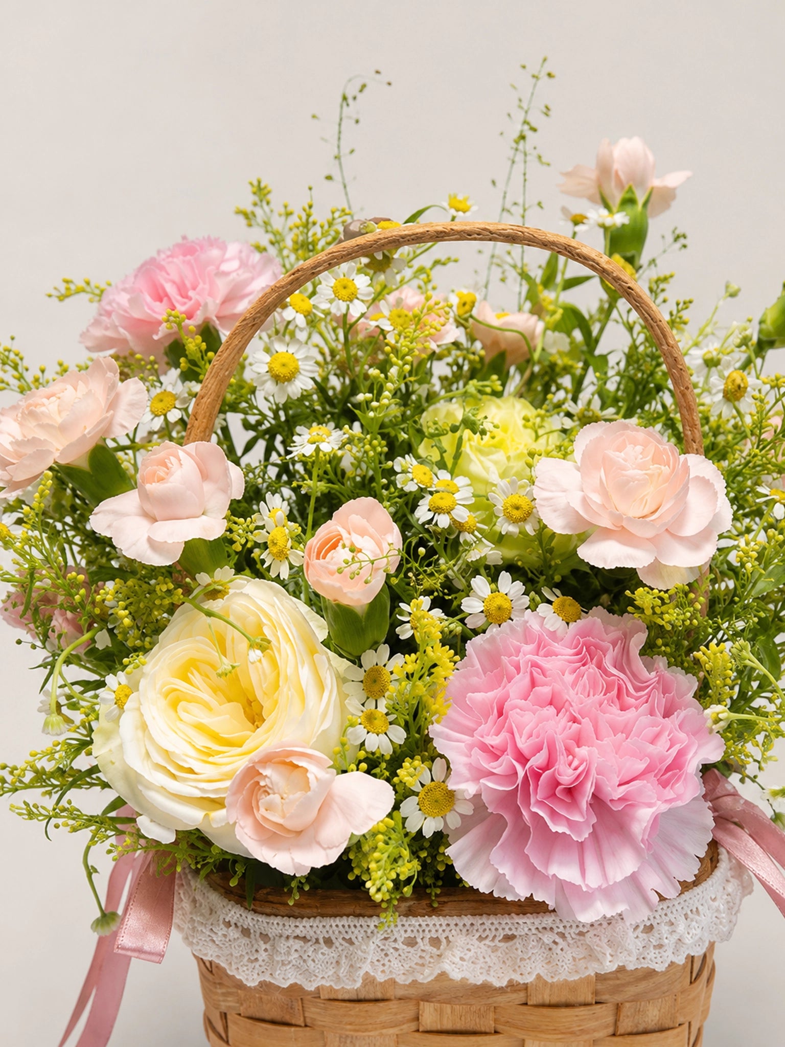 Honey Meadow Mini Basket 黃色及柔粉色鮮花藤籃近鏡特寫