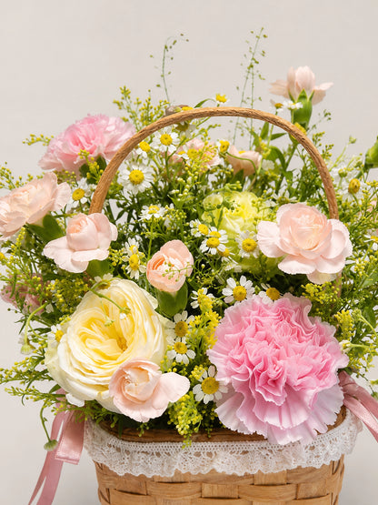 Honey Meadow Mini Basket 黃色及柔粉色鮮花藤籃近鏡特寫