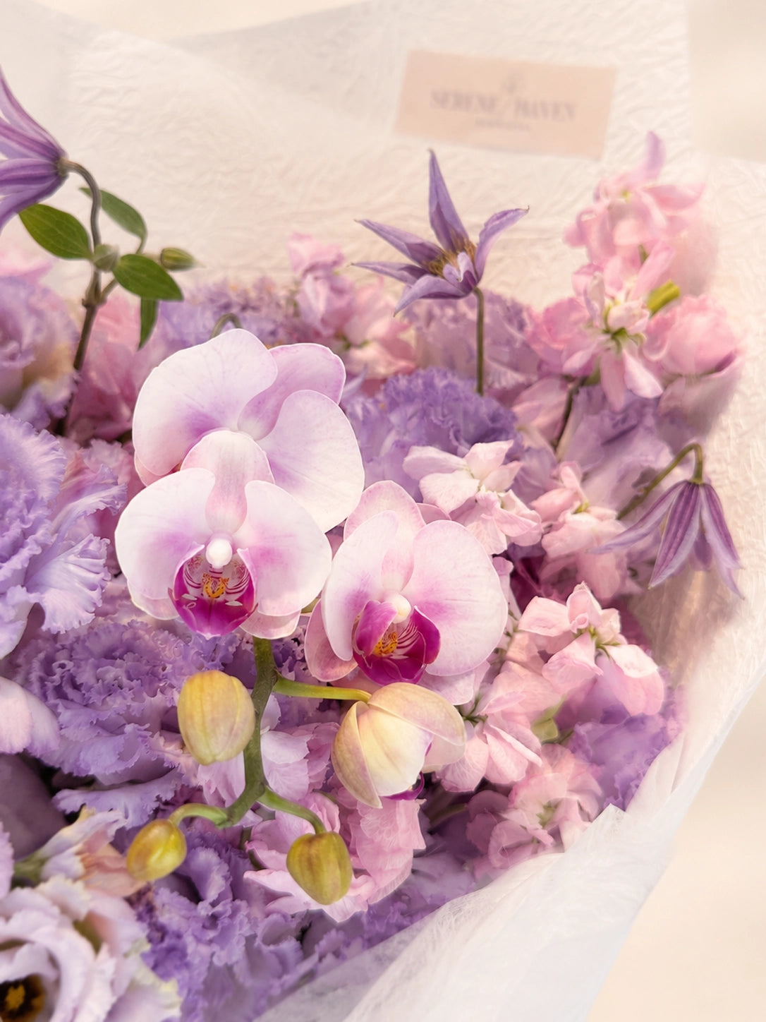 I See Your Colours bouquet close-up 淡紫蘭花與季節花材細節, soft lavender flowers, elegant bouquet