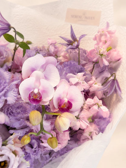I See Your Colours bouquet close-up 淡紫蘭花與季節花材細節, soft lavender flowers, elegant bouquet