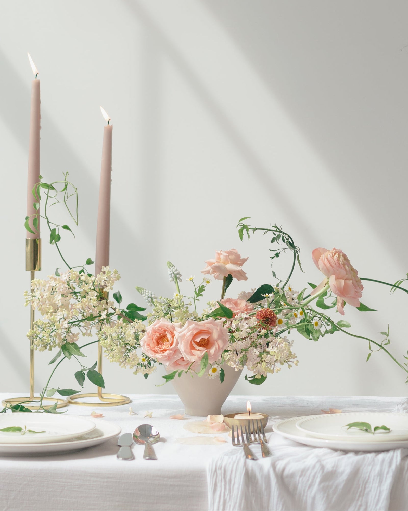 Elegant indoor floral styling for intimate celebrations and gatherings｜室內聚會及慶典花藝佈置