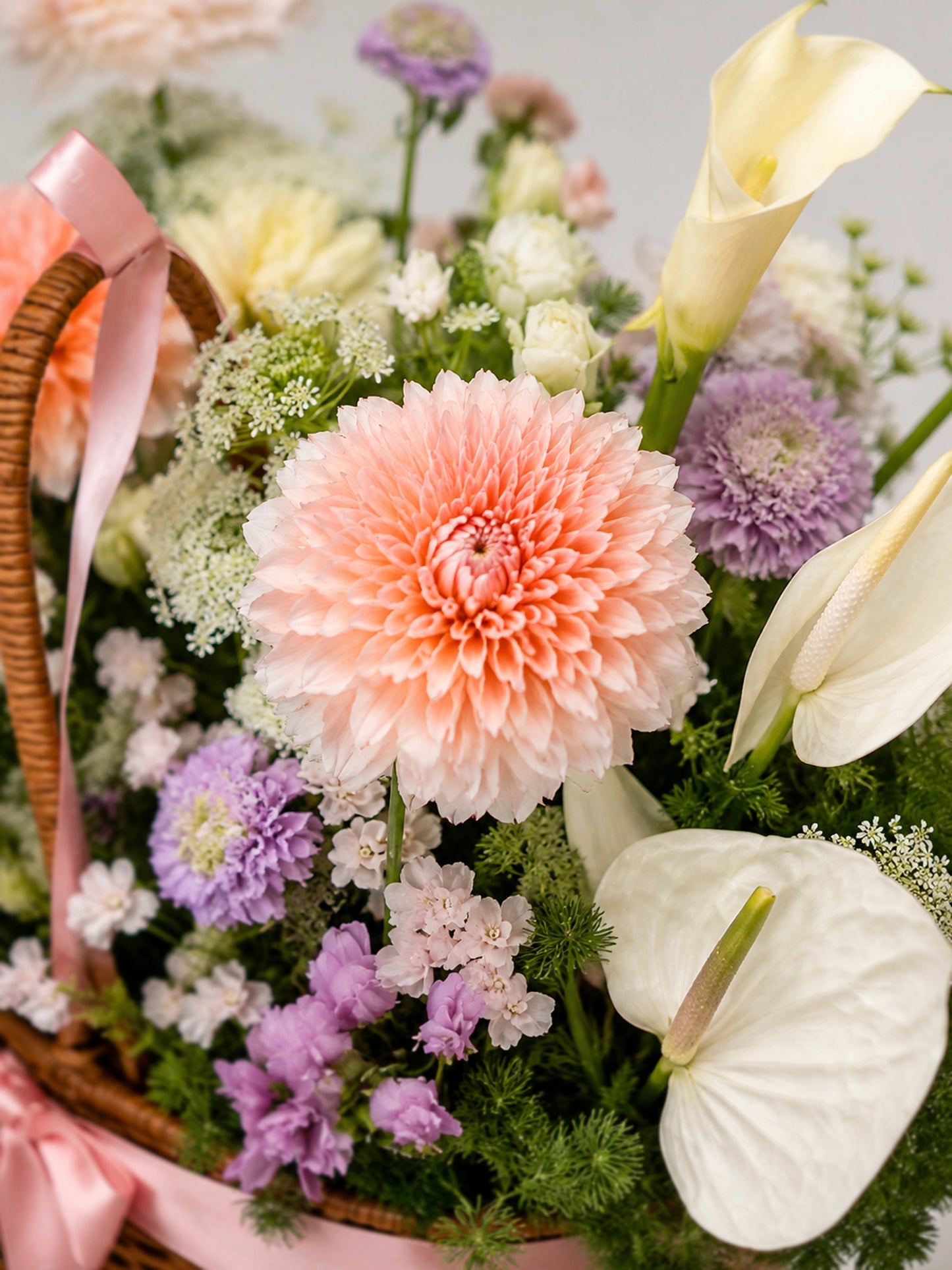 象牙白花材特寫｜Close-up of ivory flowers and soft pastel seasonal bloom