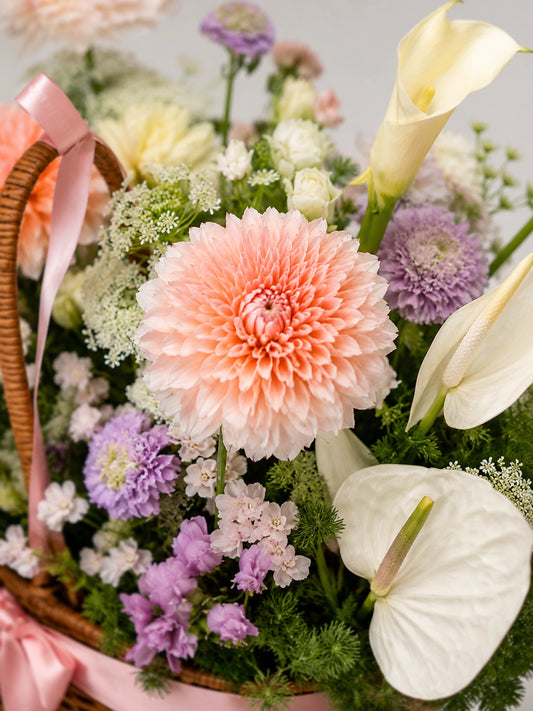 象牙白花材特寫｜Close-up of ivory flowers and soft pastel seasonal bloom