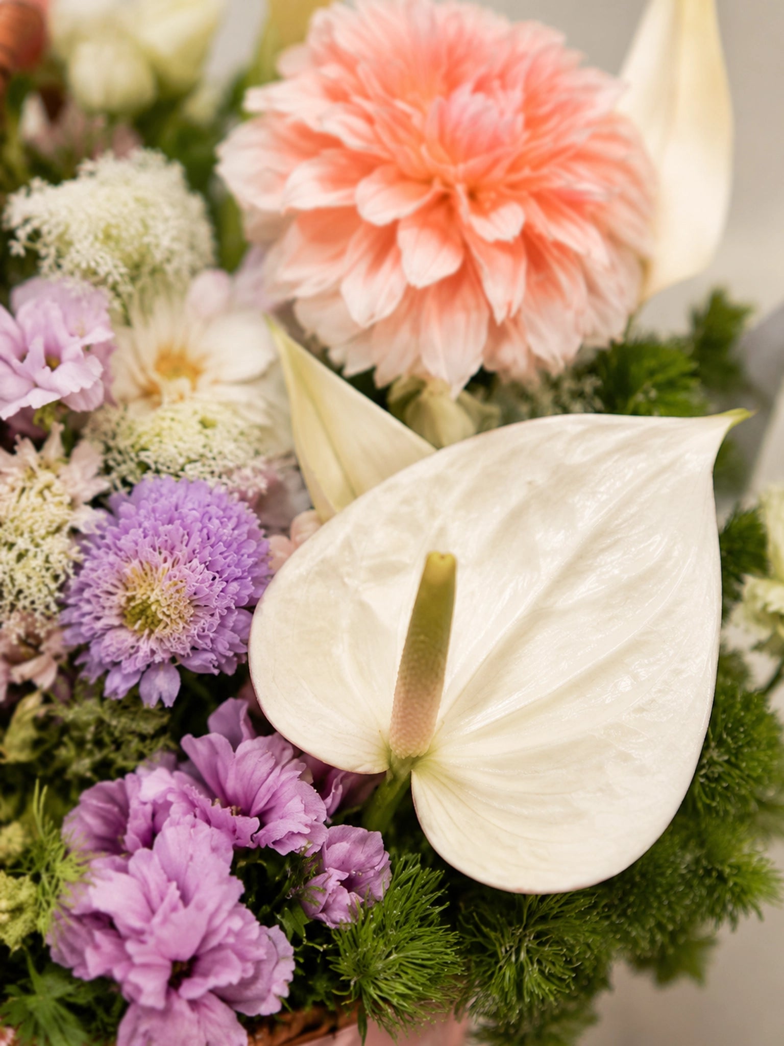Ivory Tribute Basket 白色 anthurium 與淡粉季節花材細節照