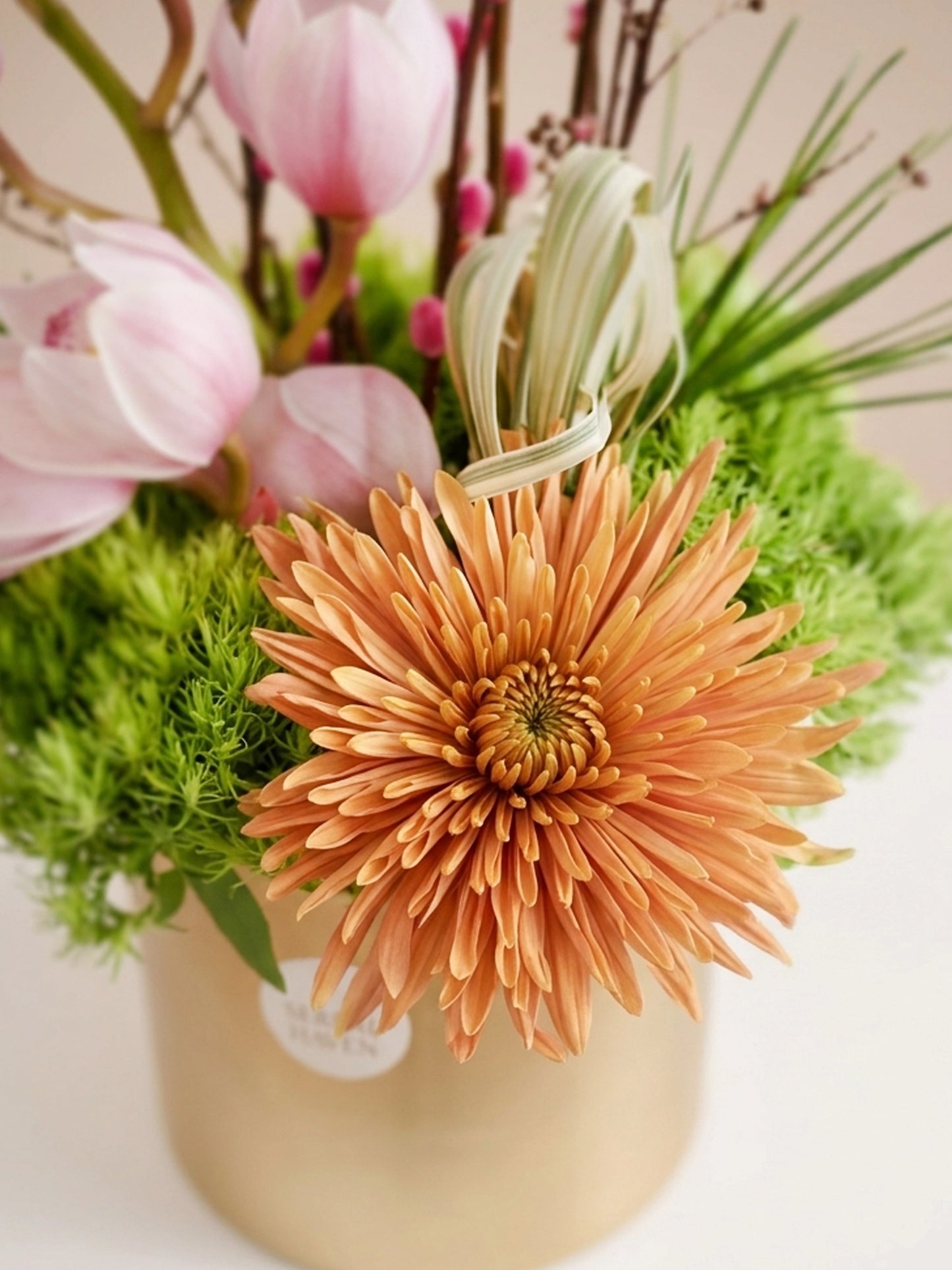 粉綠花材特寫｜Close-up of Jade Serenity Vase floral details