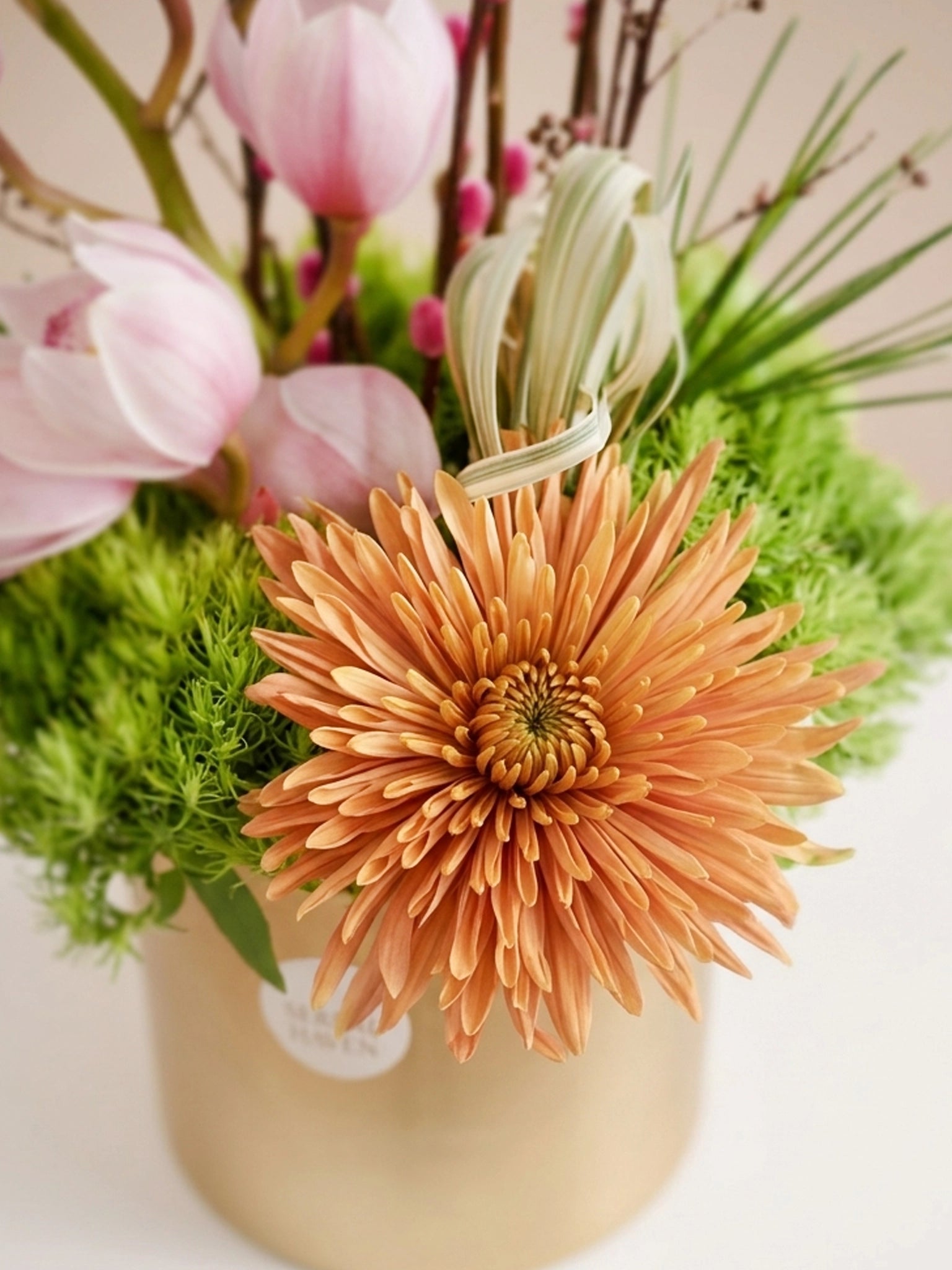 粉綠花材特寫｜Close-up of Jade Serenity Vase floral details