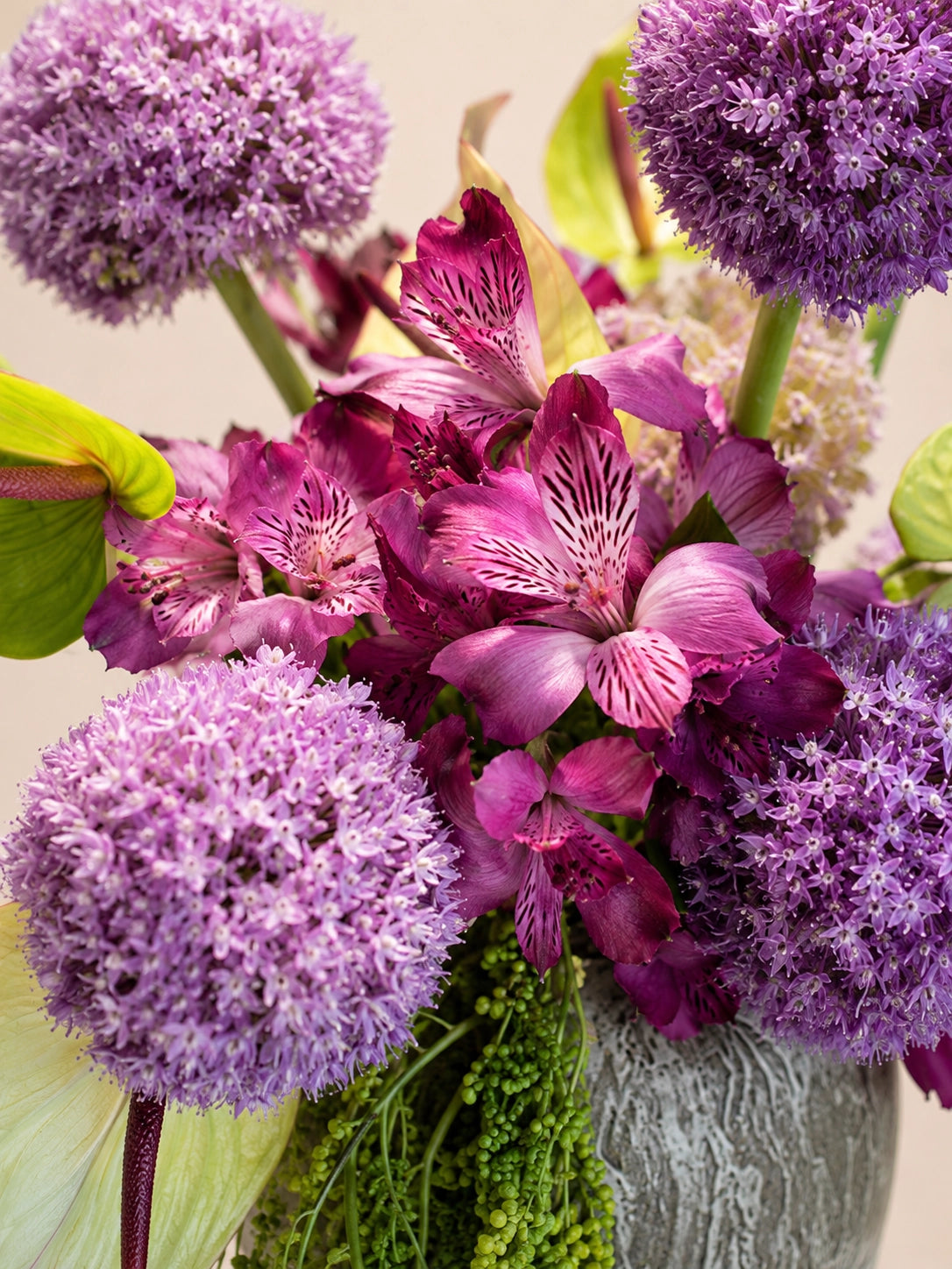 Lavender Skies Vase 花藝細節，purple allium、anthurium 同 seasonal flowers，artistic vase arrangement in soft tones