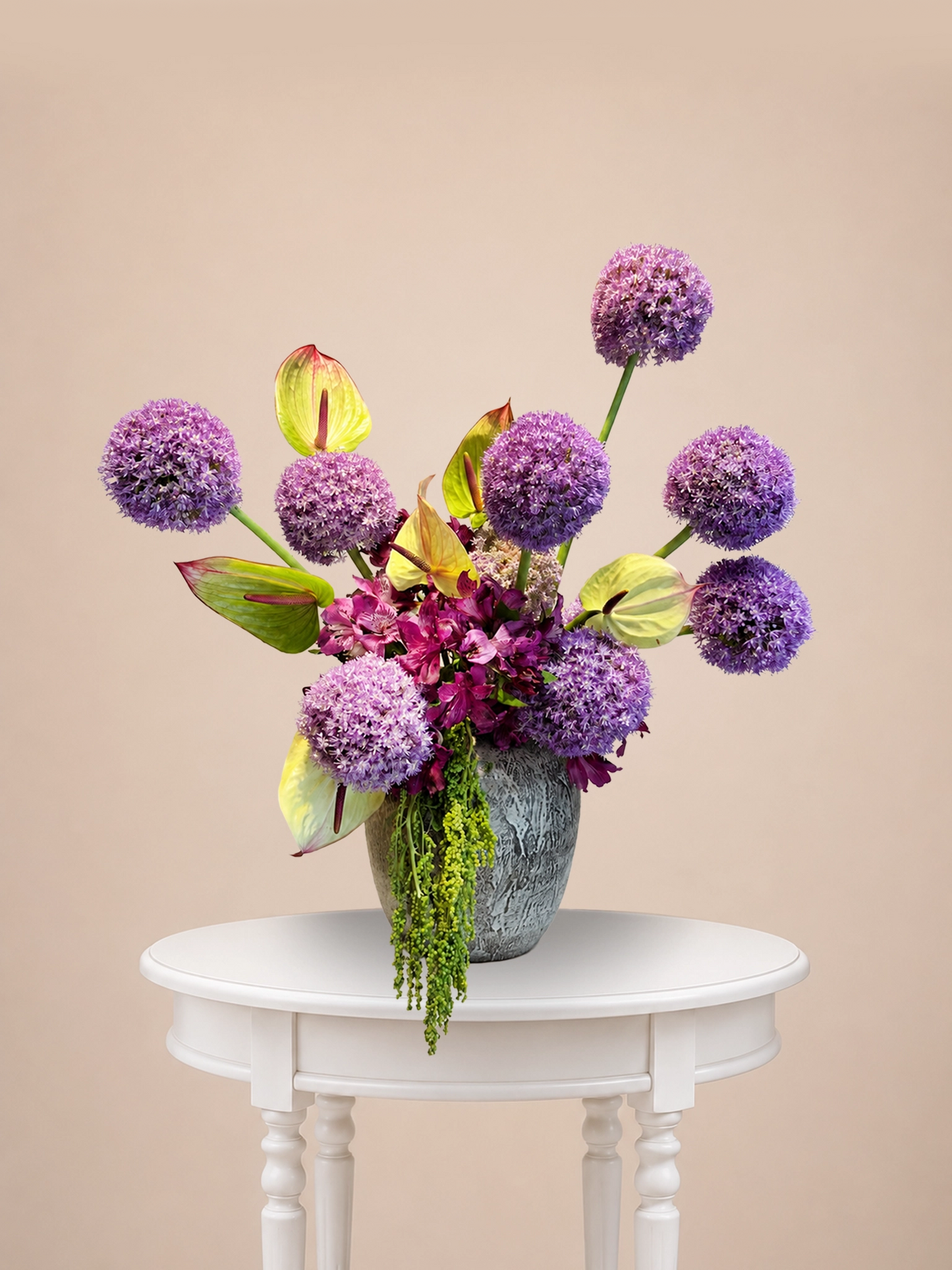 Lavender Skies Vase 紫色 allium 配 anthurium 現代花藝擺設，purple vase arrangement for home styling and celebrations