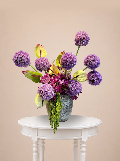 Lavender Skies Vase 紫色 allium 配 anthurium 現代花藝擺設，purple vase arrangement for home styling and celebrations