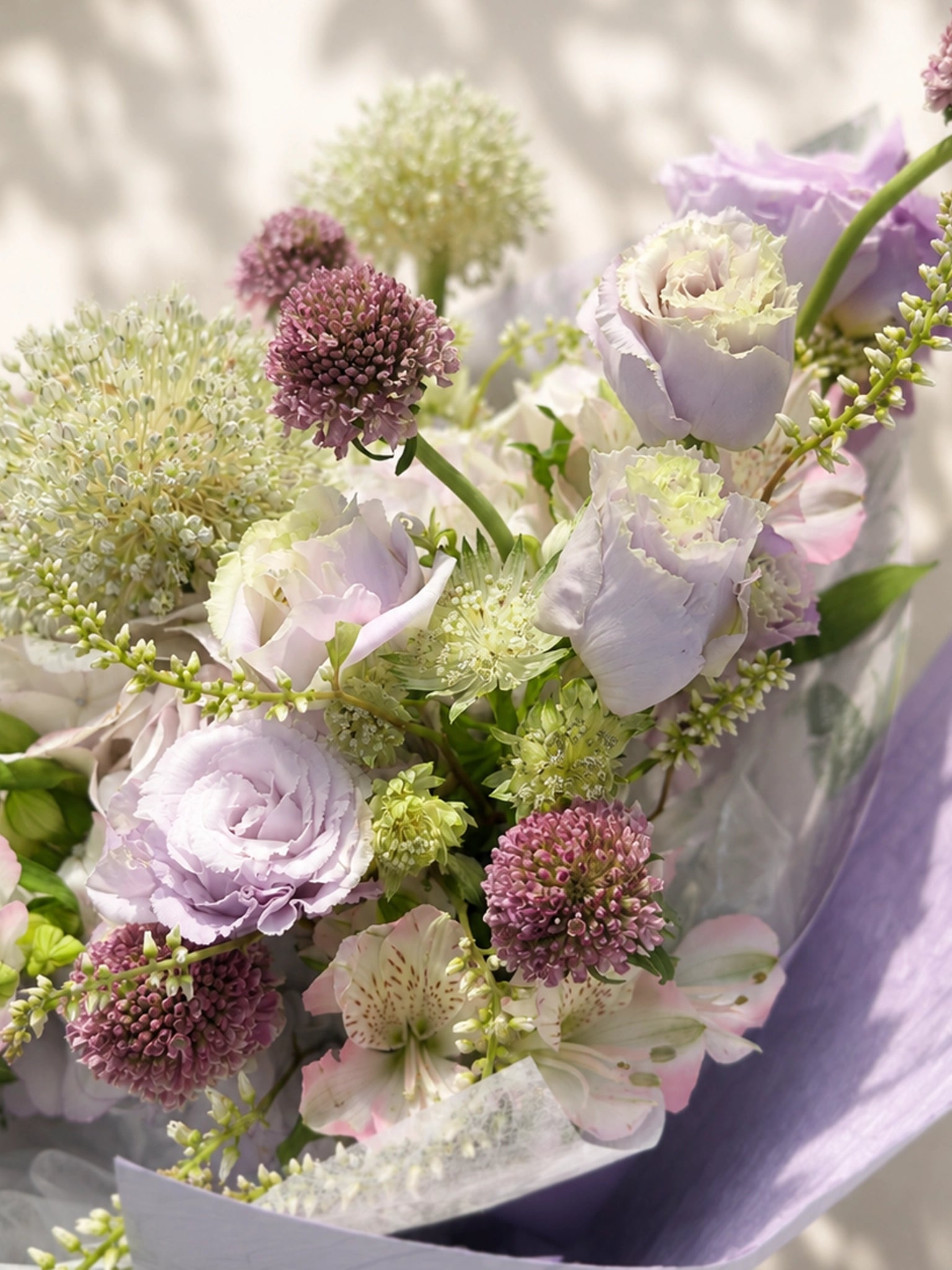 Lavender Waltz 花束生活照｜Pastel hydrangea & rose bouquet in a bright natural setting