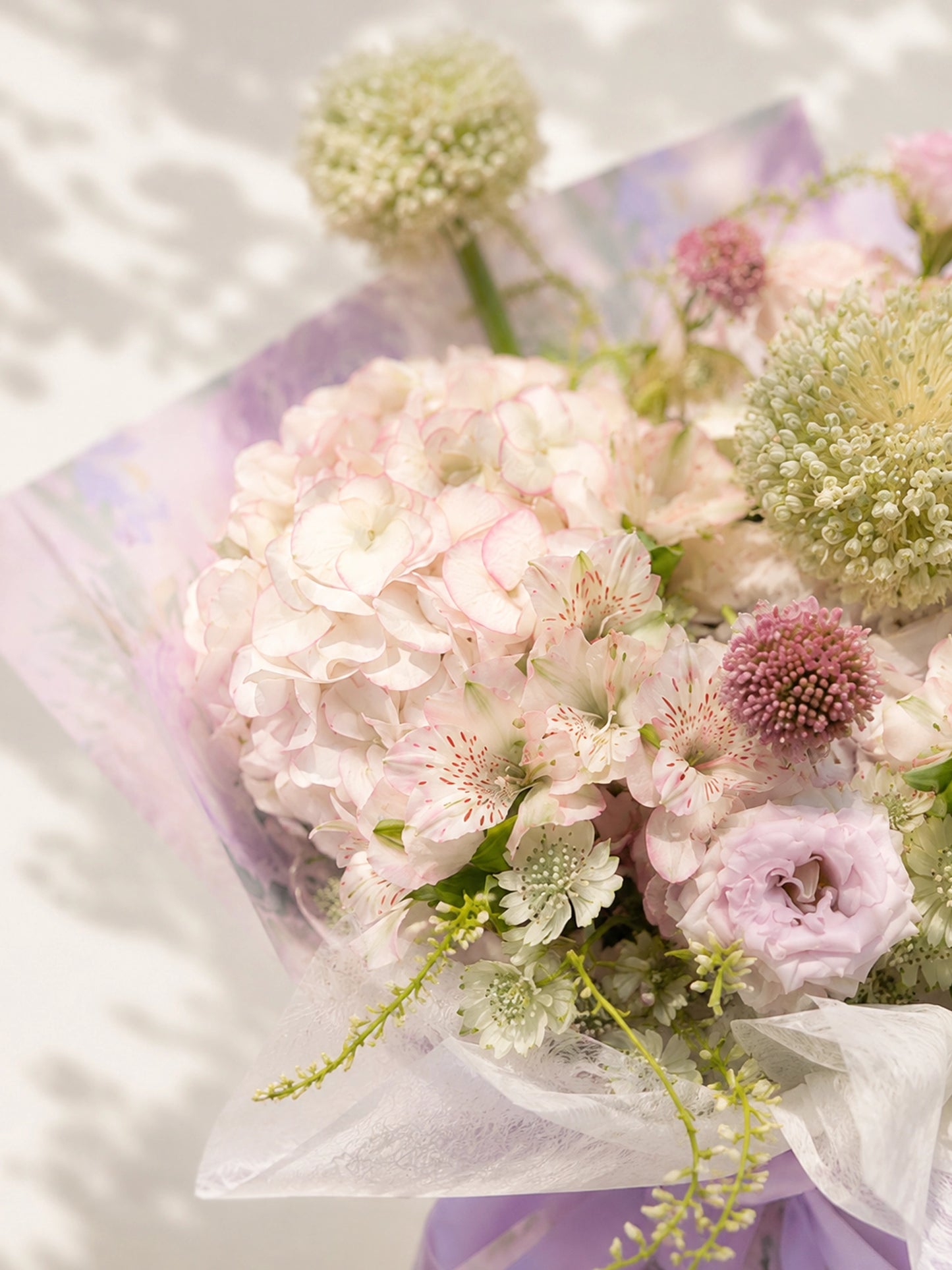 Lavender Waltz 花藝細節｜Close-up of hydrangeas, pastel roses & seasonal flowers bouquet