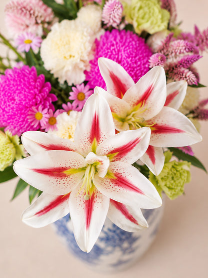 百合花特寫｜Light Bloom Vase with lily detail