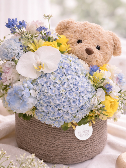 Serene Haven Little Haven Baby Blue 細節，藍色花藝、小熊及花籃近拍。Close-up of baby blue newborn flower hamper with teddy bear.