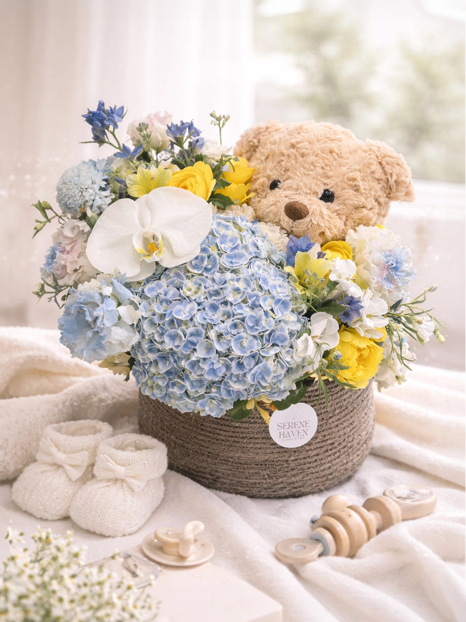 Serene Haven Little Haven Baby Blue 初生禮籃，藍色繡球花配小熊公仔。Baby blue newborn flower hamper with teddy bear by Serene Haven.