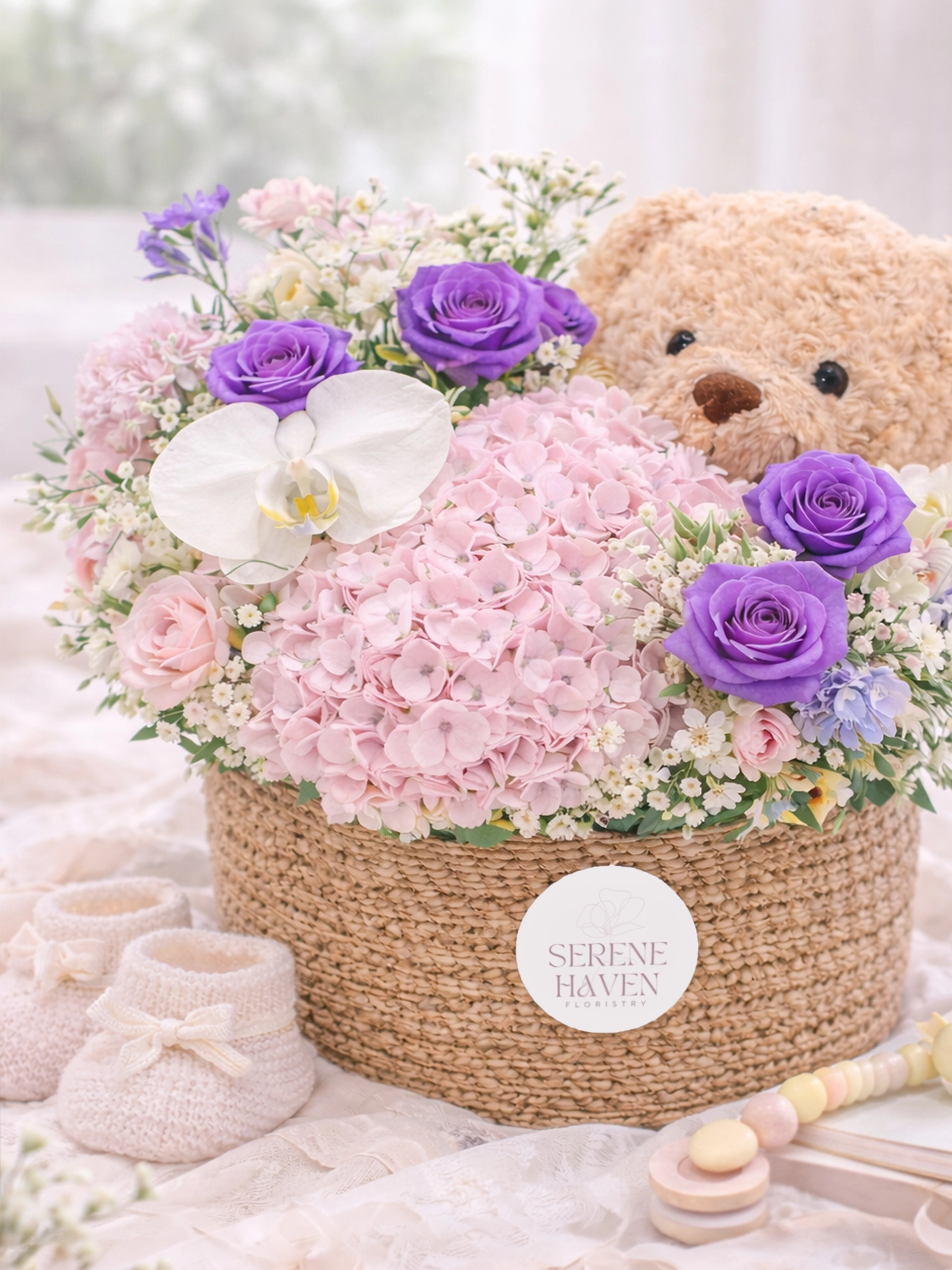 Serene Haven Little Haven Baby Pink 細節，粉色花藝、小熊及花籃近拍。Close-up of baby pink newborn flower hamper with teddy bear.