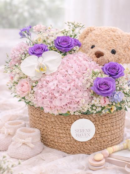 Serene Haven Little Haven Baby Pink 細節，粉色花藝、小熊及花籃近拍。Close-up of baby pink newborn flower hamper with teddy bear.