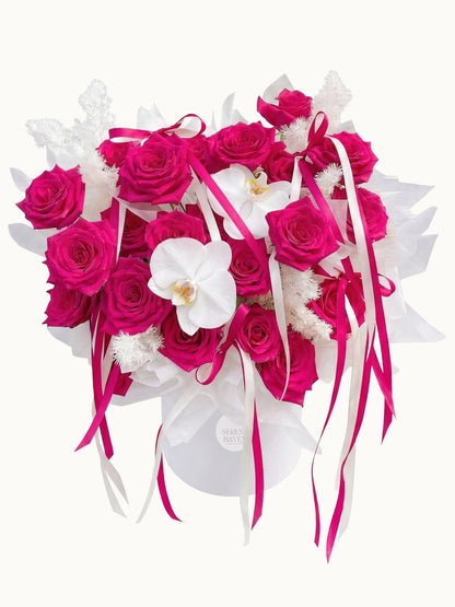 Love in Orbit fuchsia roses and white orchids flower box，浪漫溫柔的桃紅色玫瑰花，與高貴白蝴蝶蘭花盒
