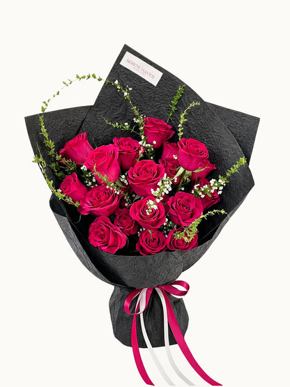 Love Story 桃紅玫瑰配時令襯花鮮花花束，fresh fuchsia rose bouquet