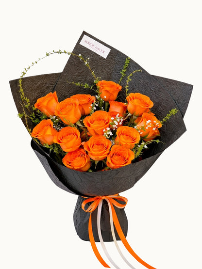 Love Story 橙玫瑰配時令襯花鮮花花束，fresh orange rose bouquet