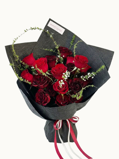 Love Story 紅玫瑰配時令襯花鮮花花束，fresh red rose bouquet