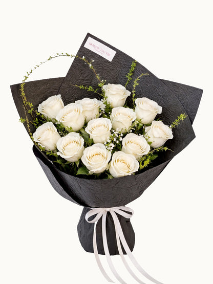 Love Story 白玫瑰配時令襯花鮮花花束，fresh white rose bouquet