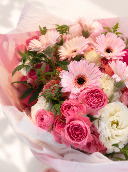 Love, Unwritten bouquet close-up 粉紅非洲菊與玫瑰細節, soft pink blooms, elegant bouquet HK