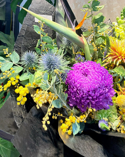 Lunar Glow 紫色 allium 細節，modern floral arrangement