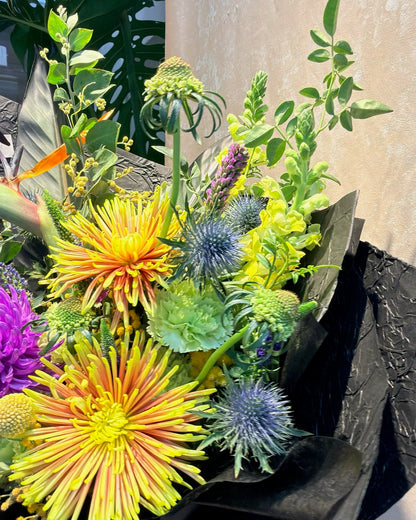 Lunar Glow 黃色 flowers close-up，vibrant texture and natural beauty