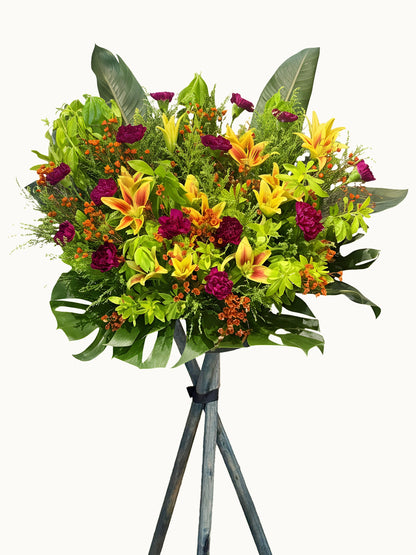 Majestic Ember 開張花牌｜橙黃 lilies、酒紅花材及 tropical foliage