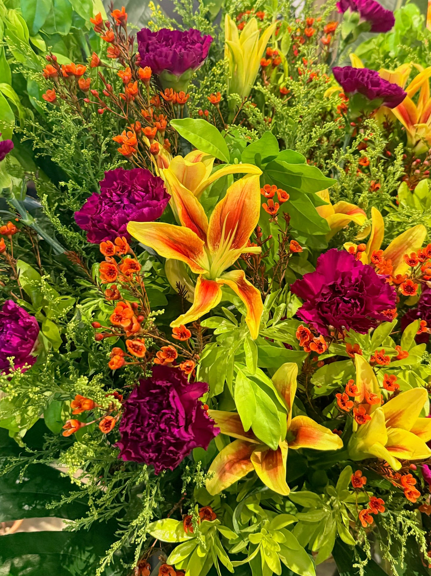 Majestic Ember close-up｜橙色 lilies 與深酒紅花材細節