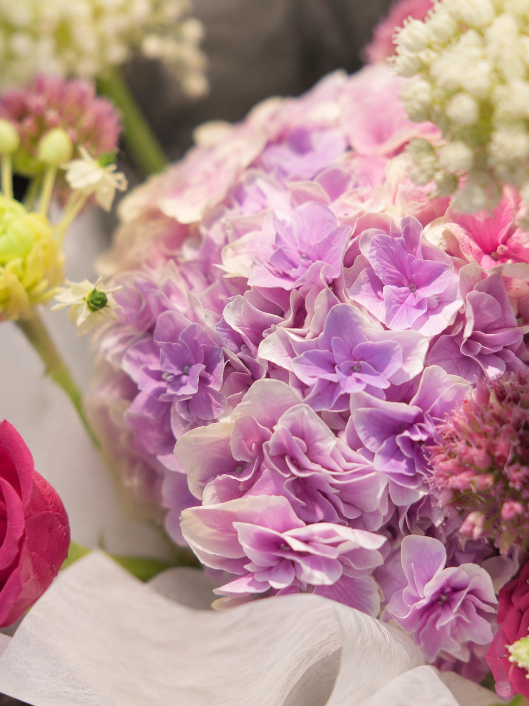 Midnight Bloom bouquet close-up 淡紫繡球細節, hydrangea blooms with soft seasonal flowers, luxury florist HK