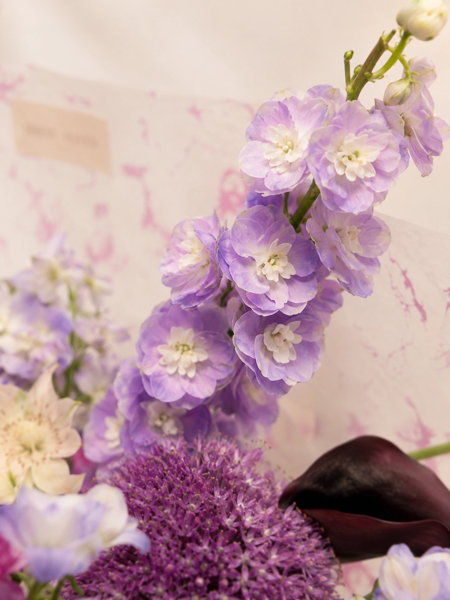 Midnight Muse 花束細節｜Purple Delphinium 焦點特寫，配 Black Calla Lily 及紫色花材