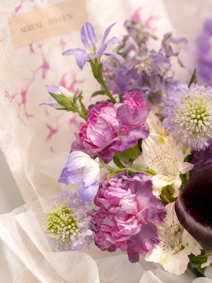 Midnight Muse 花束細節｜Purple & Black seasonal flowers，自然優雅花藝設計
