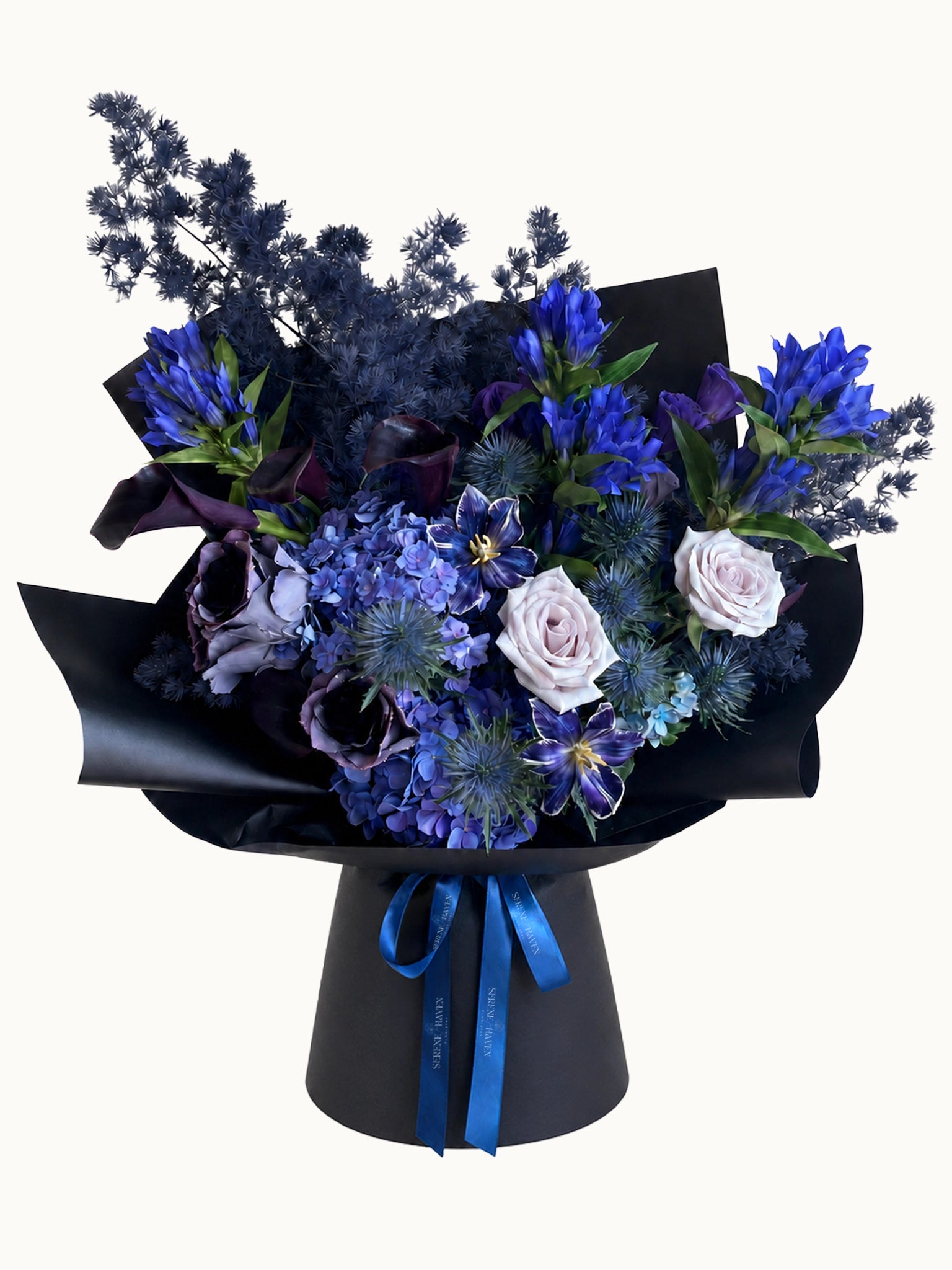 Midnight Odyssey 藍黑色花束主圖，配搭 blue hydrangea、deep purple calla lilies、gentian 及黑色包裝