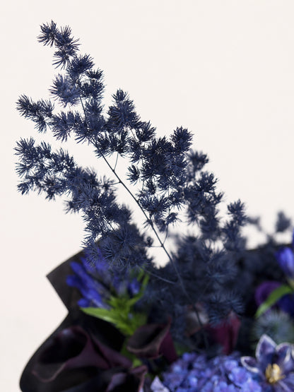 Midnight Odyssey 高身 dyed fern 特寫，配搭 blue gentian 與深色 foliage，呈現型格輪廓