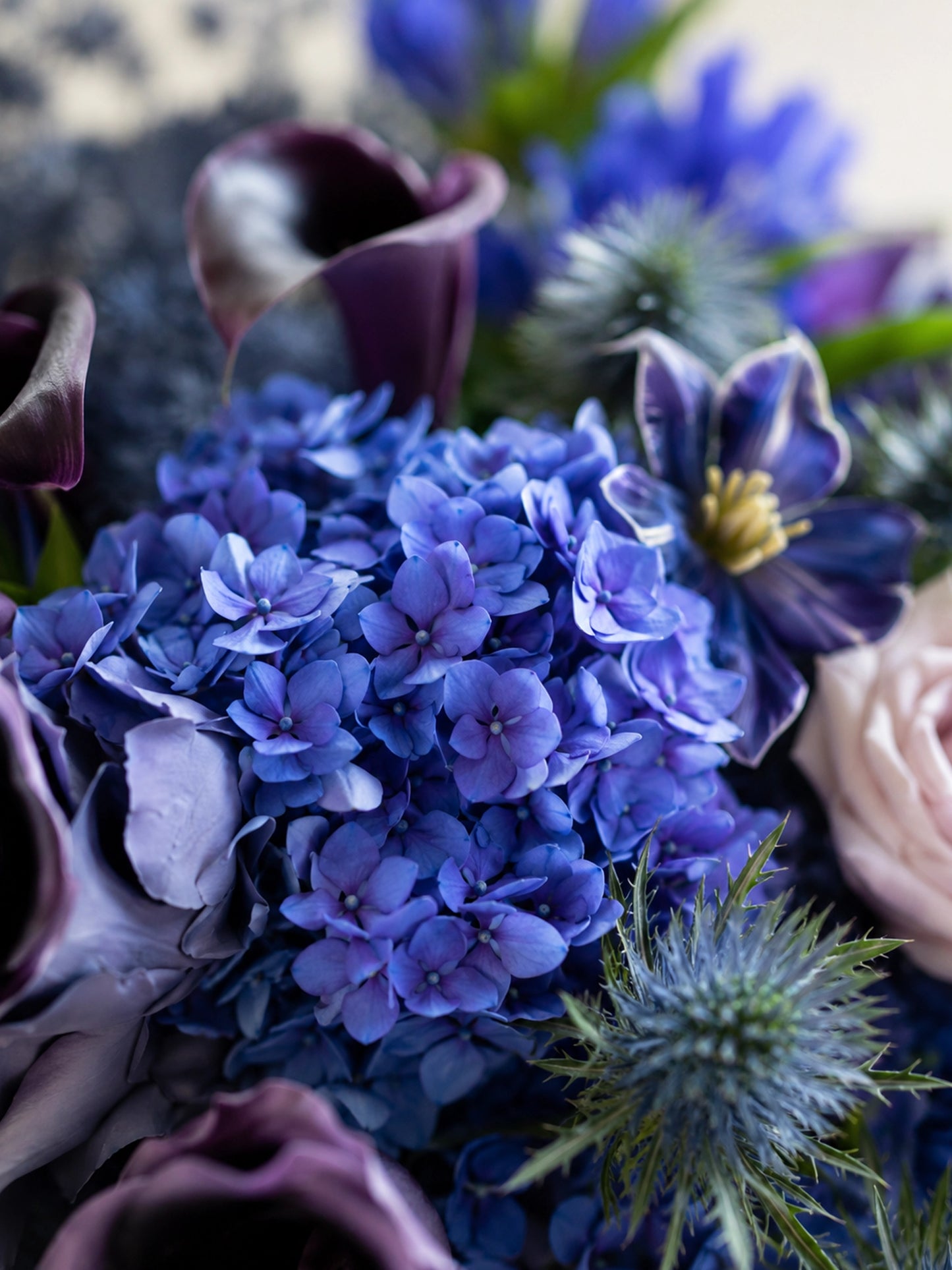 Midnight Odyssey 花材特寫，blue hydrangea、purple clematis、eryngium 及深色花材