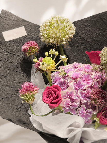Midnight Reverie bouquet 特寫, purple roses、allium 同 lavender hydrangea layering, contemporary floral arrangement