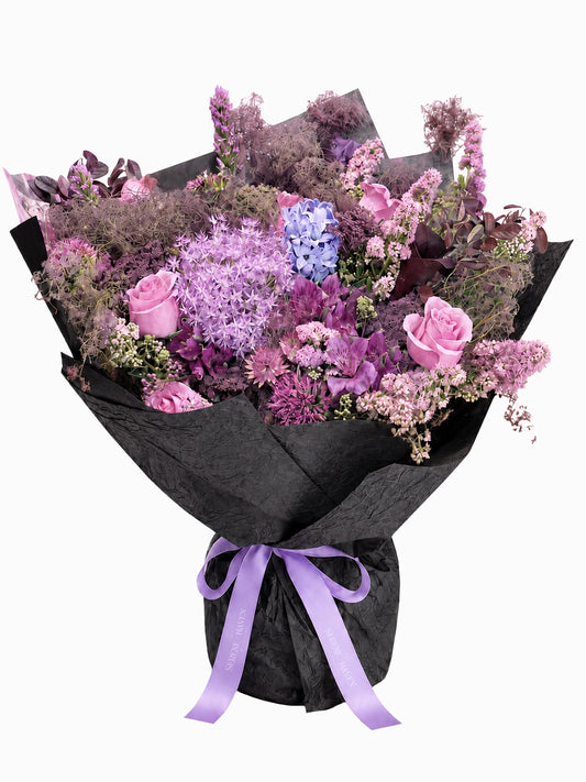 Midnight Veil 花束正面，purple statice、roses 與 seasonal blooms luxury bouquet