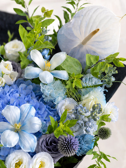 Midnight Voyage 花材細節，white anthurium、藍色繡球與清新 seasonal greenery