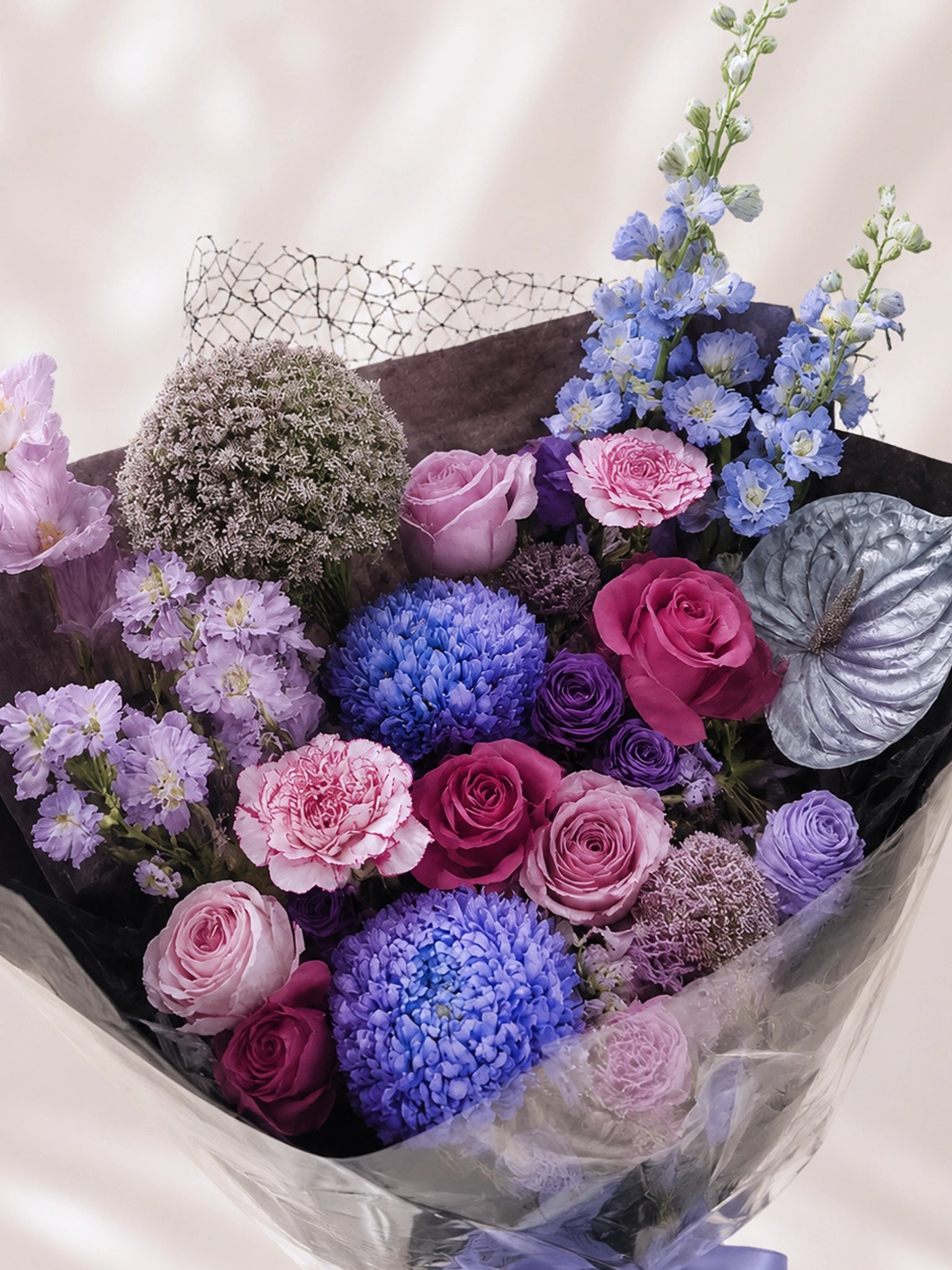 Moonlight Sonata 側面展示，lavender and blue floral arrangement