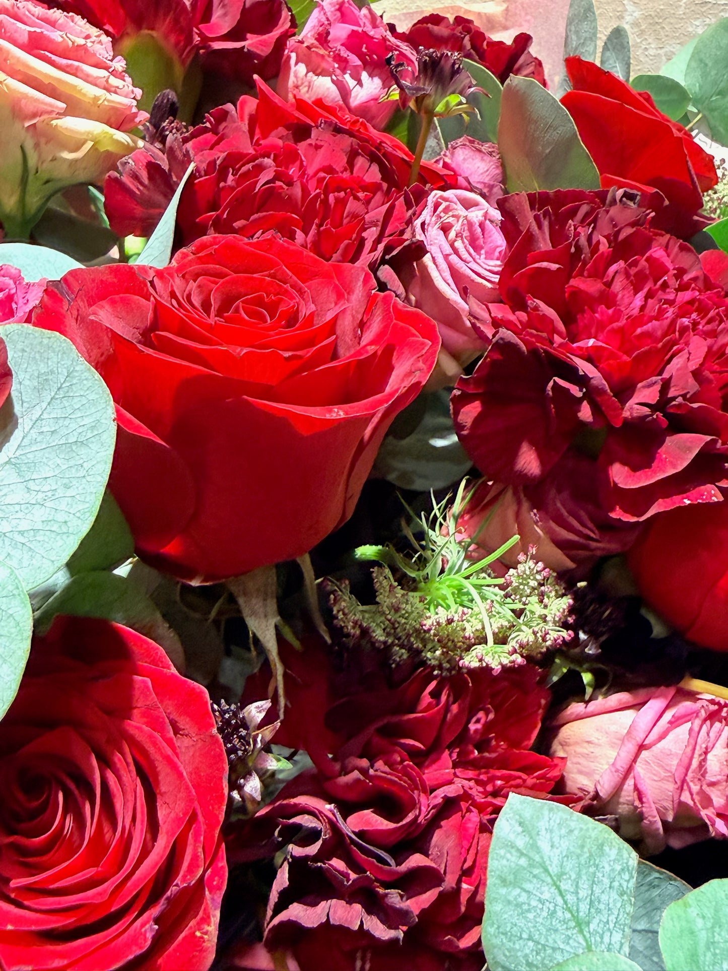 Red roses 特寫，romantic bouquet details