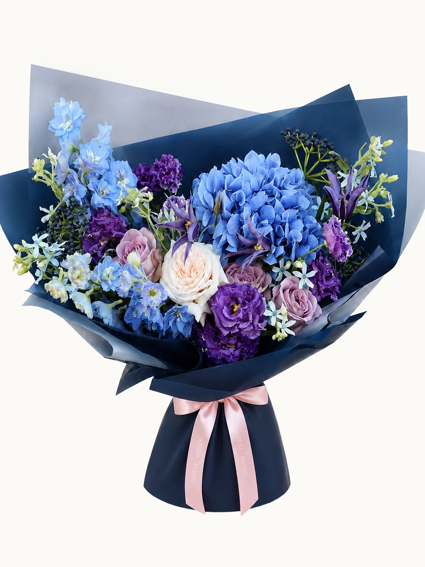 Nocturne Embrace 藍紫色花束主圖，配搭 blue hydrangea、mauve roses、lisianthus 及深藍包裝