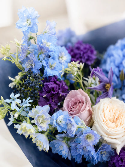 Nocturne Embrace 花材細節，淡藍 delphinium、紫色花材與玫瑰的浪漫配搭