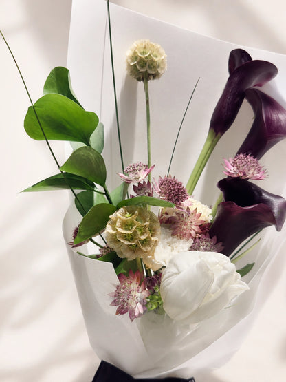 Obsidian Grace bouquet 細節，深紫黑色馬蹄蘭與綠葉 close-up，充滿雕塑感與現代美學。