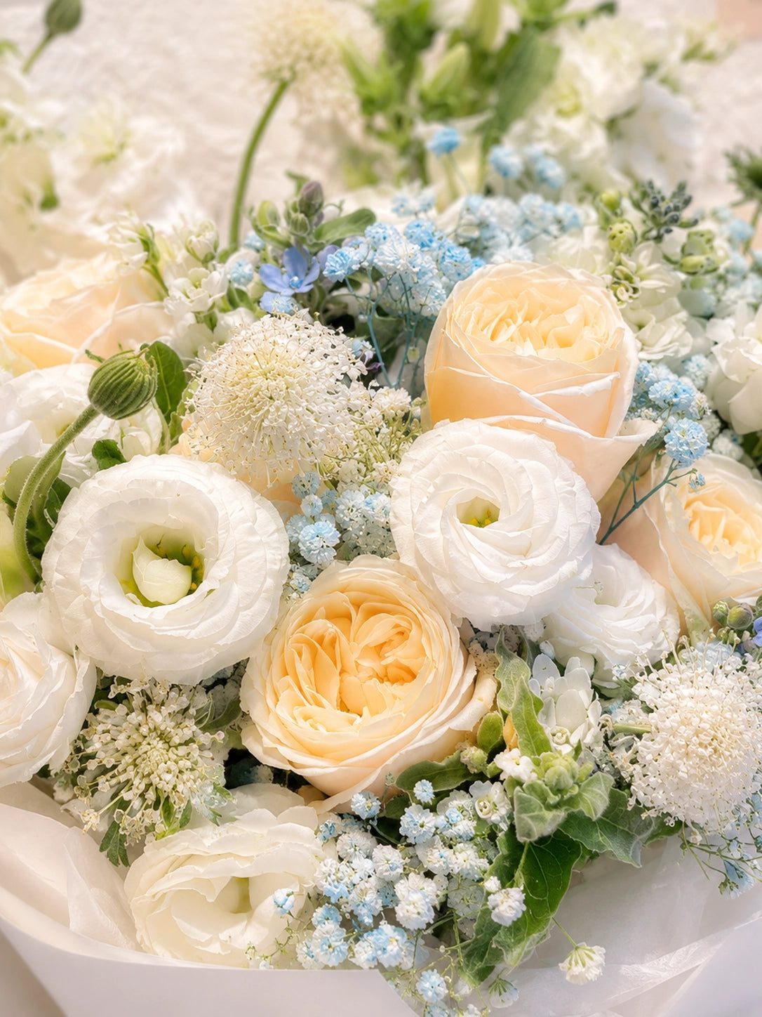 Ocean Bloom bouquet detail｜白色玫瑰、香檳玫瑰與淺藍色小花 close-up，fresh flower bouquet，Hong Kong florist