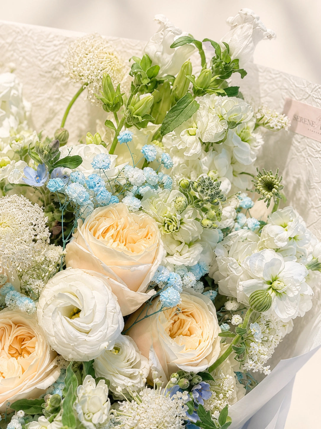 Ocean Bloom bouquet｜白色玫瑰、香檳玫瑰與藍白花藝細節，自然優雅花束，Hong Kong florist