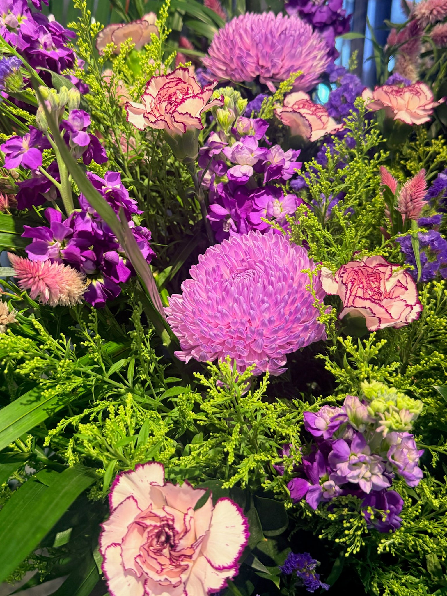 Petal Royale close-up｜紫紅 pompon blooms、粉紅 carnations 及 lavender flowers